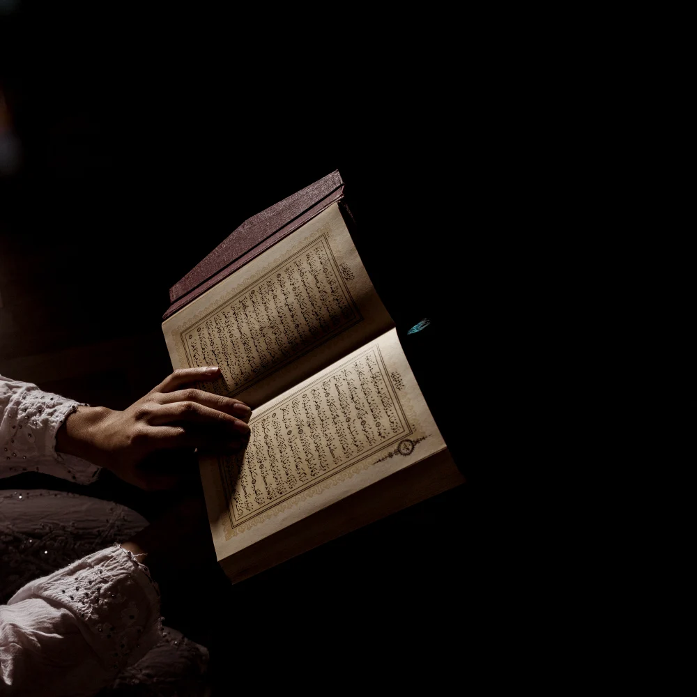 silhouette-woman-reading-quran